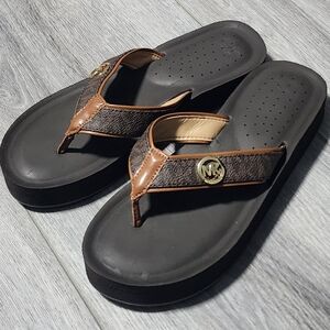 Michael Kors Gage Platform Brown Signature Logo Pattern Flip-flop Sandals Size 7